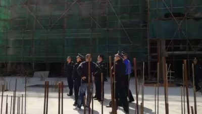 兴宁数户人家拆老屋“拼团”建新房，结果手续未办被强拆！