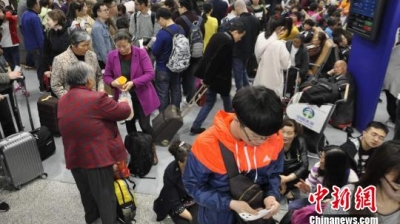 成都机场遭遇雷暴天气 致8000余名旅客滞留机场