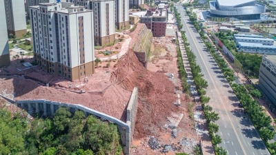 梅城学子大道一挡土墙坍塌，疑为降雨增加边坡负荷引发，将停工监测