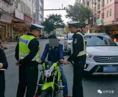无证驾驶非法改装摩托还不配合执法！兴宁男子被拘15日