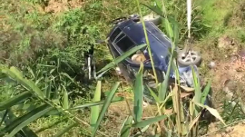 惊险！丰顺汤西一小车滚落山坡，车内人员幸无大碍