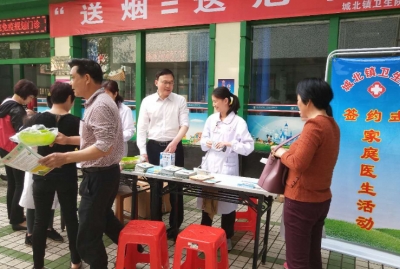 梅江区开展“送烟=送危害”工作控烟宣传活动 