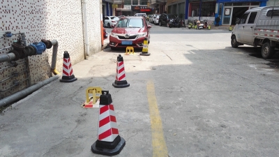 公共通道被装地锁，梅城南门商业广场住户很无奈