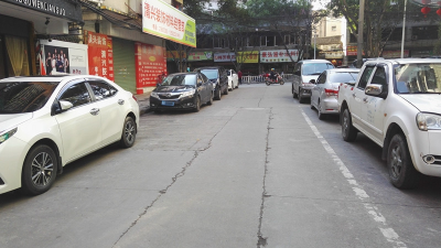 又是车辆乱停放！这次在梅城江北陂塘路