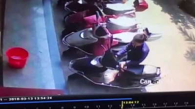 丰顺一小偷仅十秒便盗走摩托车，附作案视频
