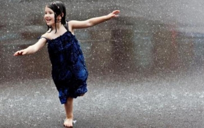 童心妙笔丨雨中的女孩