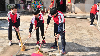 我市多所学校相继开展“雷锋月”系列活动 