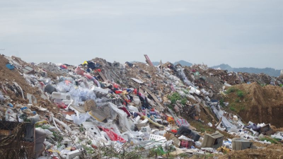 停车位设障碍物、百余米堤岸成垃圾场，丙村镇市容市貌很受伤