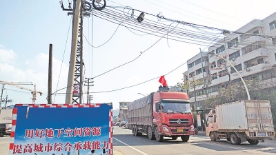 电缆被扯断悬挂半空！梅城城南加油站过往车辆请注意