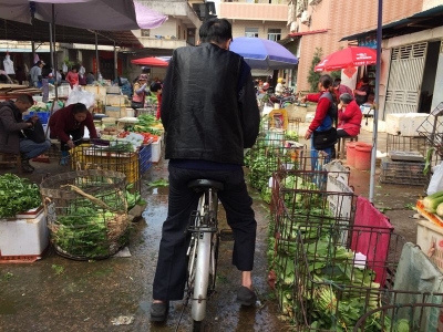 脏水横流、占道经营致通行难，瓜园菜市场的卫生想想就让人......