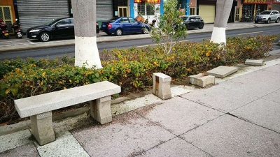 梅城沿江北路一石凳破损严重隐患多 市民盼早修复