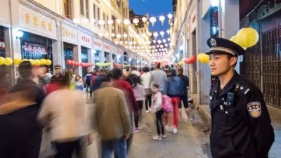 梅江公安圆满完成文化古城闹元宵安保任务