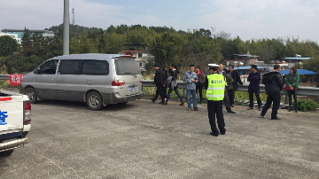 7座小车竟塞进13人！经过梅州时被查，罚200元记6分