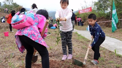 200多人到西阳镇阿鲤廊参加公益植树活动 