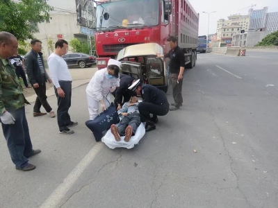 暖心！蕉岭交警“公主抱”，救出被困老人