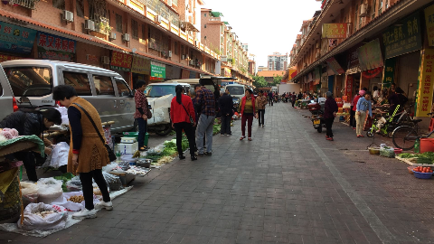 梅县区新县城“龙子岗街”商贩乱摆卖车辆乱停放