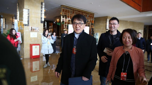 政协委员成龙：演艺人要成为扶贫力量的尖兵