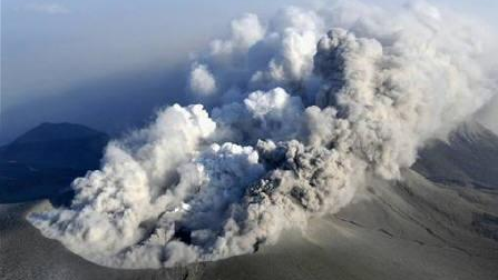 日本新燃岳火山大规模爆炸性喷发，烟尘高达2300米