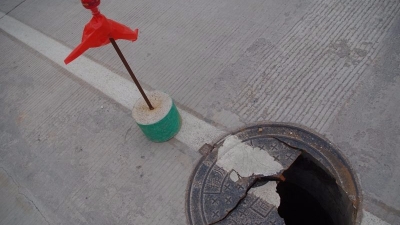 梅城一井盖破损现深坑 贴心市民设警示标志