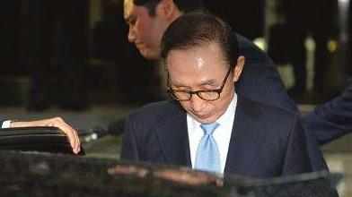 李明博26日在狱中接受讯问 妻子涉受贿最早本周遭查
