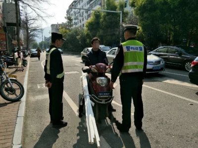 蕉城府前街严查摩托车，2小时查扣40辆摩托车...