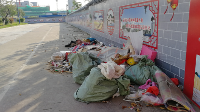 向不文明行为说“不”：梅州火车站现大量建筑垃圾