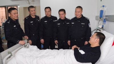 市公安局为因公受伤民警记个人三等功并送奖上门