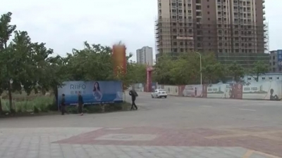 兴宁市城区多个路口视线被遮挡 市民担心安全问题