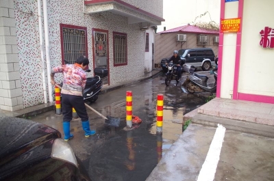 排水不畅污水倒灌！梅江区三角镇光明路群众很烦心