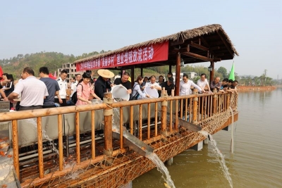 梅县区举行“美丽乡村”渔业增殖放流活动 投放40万尾鱼