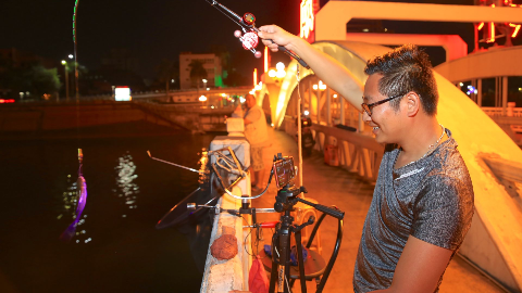 梅城钓友直播成“网红”，月入近万元