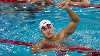 全国冠军赛落幕，孙杨夺冠泪洒场“坚持下来不容易”