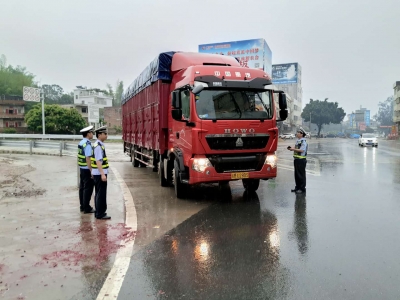 胆太肥！他们无证驾驶大货车上路，梅县交警：往哪躲？