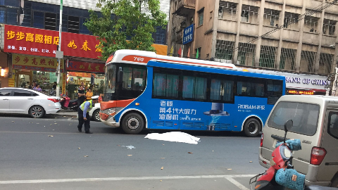 梅城一老妇横穿马路  被卷公交车底身亡