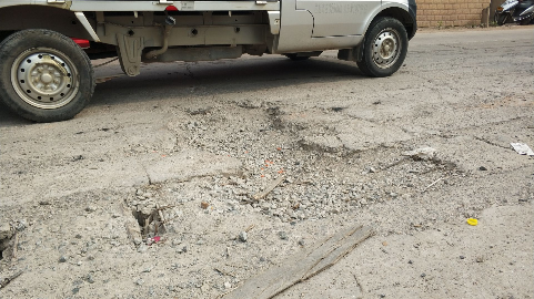 当心！梅城这段路有“连环坑”，有车辆为躲坑开到对向车道