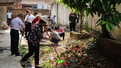 梅江区民政局组织人力深入到大街小巷开展大扫除活动