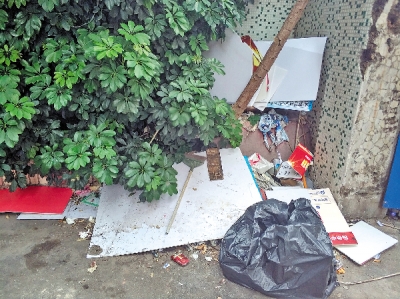 巩卫曝光台丨花带上堆垃圾不文明