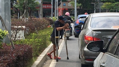 梅城多个路口现“红灯乞讨者”，影响交通隐患大