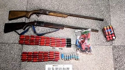枪三支、散弹94发、弹壳33只...丰顺“老猎户”家里缴的！