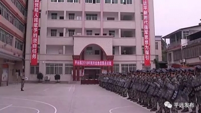 梅州军分区司令员杨芝春到平远检查民兵整组工作