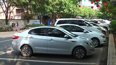 平远城区部分街道仍存车辆乱停乱放现象