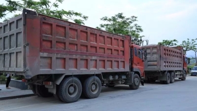 大埔这8辆超限超载货车停靠路边打算深夜上路，被识破