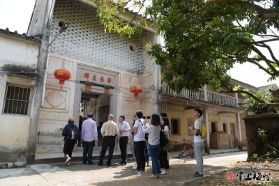 嘉应学院近百名师生参观丰顺大罗红色苏区旧址