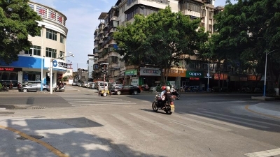 梅城新峰路路口加扩完成  车辆进出好的不止一点半点