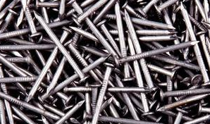 心疼！平远一男童被铁钉扎入脚底三公分深