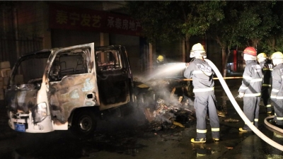满车都是易燃物品！兴宁一货车深夜起大火变“火车”