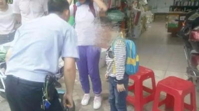 蕉岭一5岁男孩不慎迷路 警察叔叔帮助其找家人