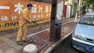 大清洗行动！梅城江北600多处果皮箱“洗把脸” 