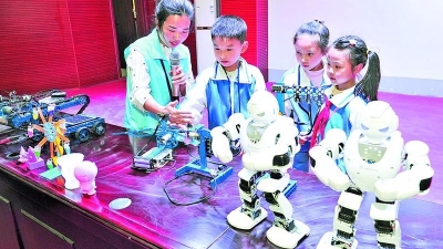 梅县外国语学校举行科技文化节开幕式，近1300名学生参加