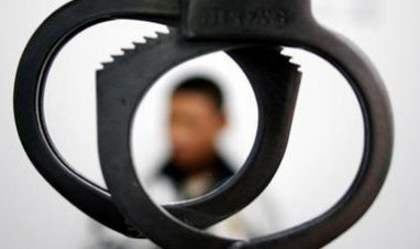 一言不合就砸车！两名“路怒”男子被梅县警方刑拘